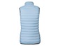 Een lichtblauwe donsjas zonder mouwen.