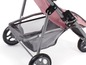 Een roze kinderwagen met een mesh-mandje en wielen.