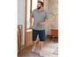 Man in grijs polo shirt en blauwe cargo shorts.