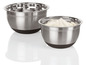 Twee roestvrijstalen kommen met een rubberen bodem, waarvan één met slagroom.