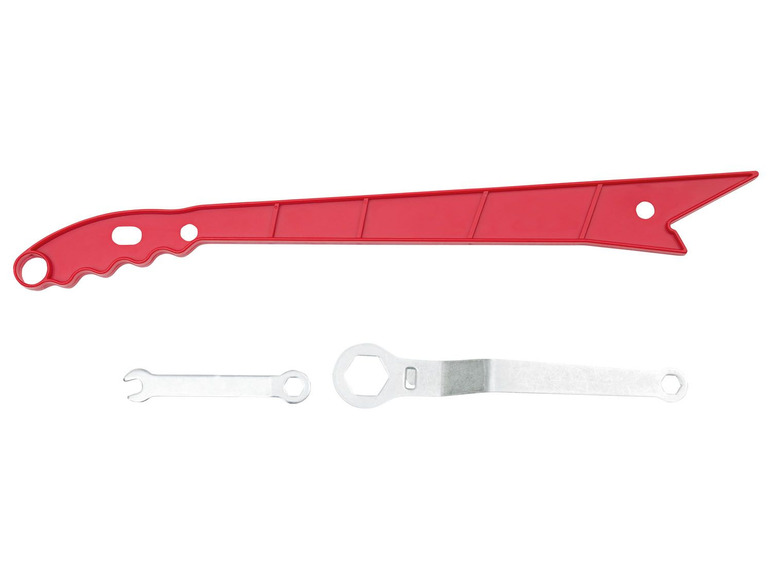 Een rode gereedschapset met een lange hendel en twee sleutels