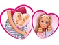 Een pop met twee babypoppen, klaar om te zorgen voor hun kleintjes.
