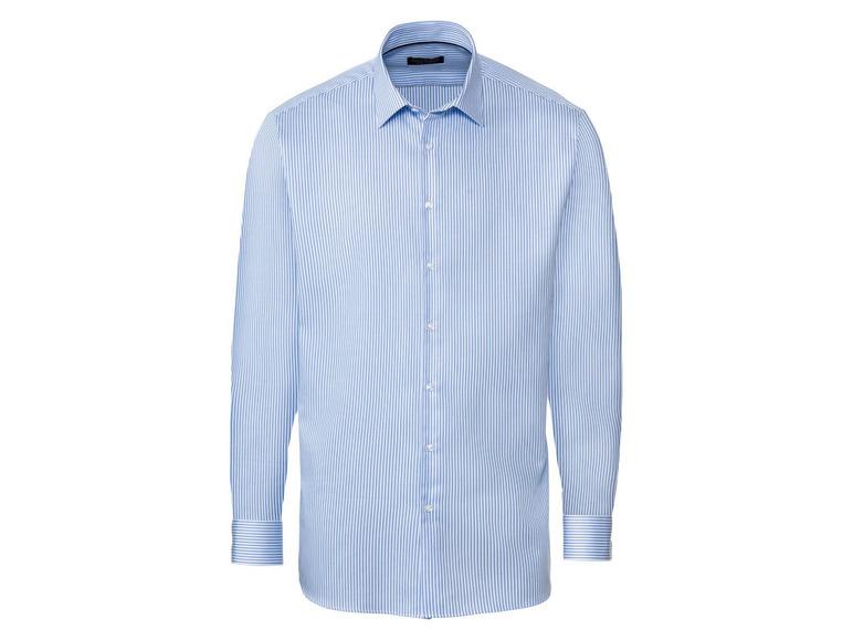 Een gestreept lichtblauw overhemd met lange mouwen.