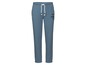 Blauwe joggingbroek met 'Track & Field' logo.