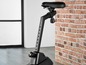 Zwarte hometrainer met verstelbaar zadel.