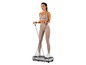 Een vrouw traint met een Power Plate en weerstandsbanden.