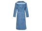 Een blauwe badjas met capuchon.