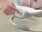 Een baby schommelstoel van Ingenuity met knoppen voor muziek en beweging.