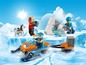 LEGO City Arctic Explorers met sneeuwscooter, een husky en een ijsgrot.