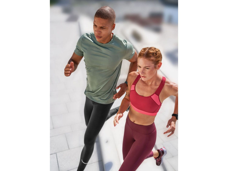 Een man en een vrouw in sportkleding rennen naar beneden.