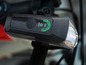 Een zwart fietslicht met een batterij-indicator.