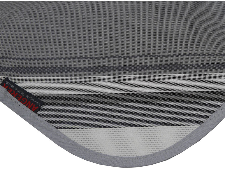 Een grijze Ancker-tafelkleed met strepen.