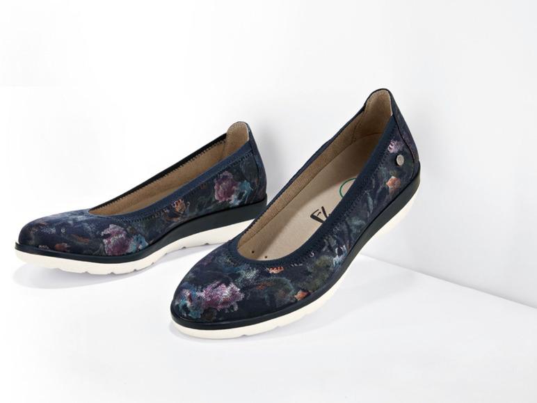 Twee paar blauwe ballerina's met bloemenprint.