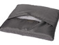 Grijze kussenhoes met ritssluiting, geschikt voor buitenmeubelen.