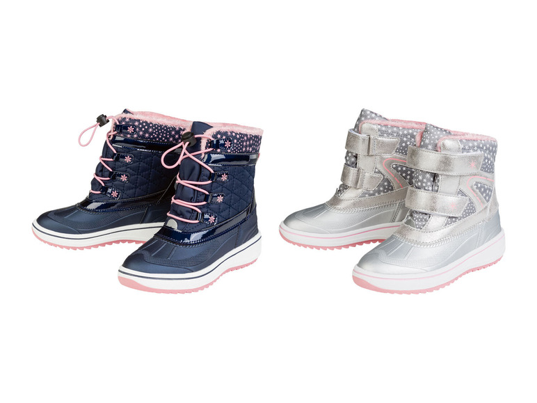 Twee paar winterschoenen met veters en klittenband, een blauw en een zilveren paar.