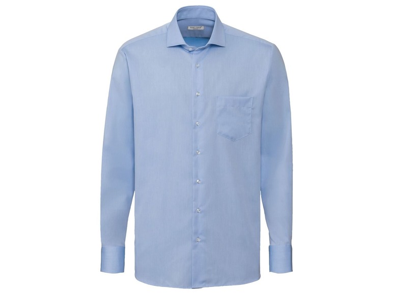Een lichtblauw overhemd met lange mouwen.