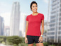 Een vrouw draagt een rode T-shirt en zwarte shorts voor sporten.