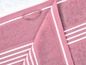 Een roze badhanddoek met witte strepen.