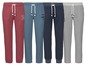 Vier verschillende sweatpants in rood, blauw, donkerblauw en grijs.