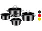 Een set van vier zwarte kookpannen met glazen deksels.