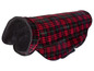 Een rood-zwart geruite hondenjas met een zachte binnenvoering.