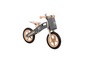 Kinderkraft houten loopfiets met grijze tas.