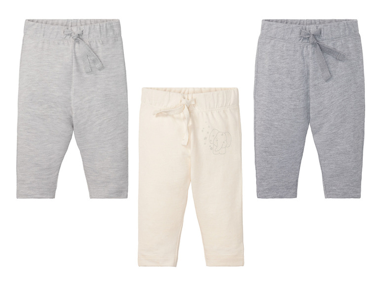 Twee paar babybroekjes, één grijs en één wit met een olifant