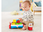 Een baby speelt met Fisher-Price blokken en een blokkentrein.