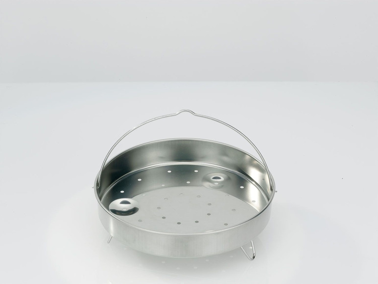 Een stalen stoommand met handvat voor koken in de pan.