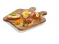 Vier verschillende bruschetta's op een houten snijplank