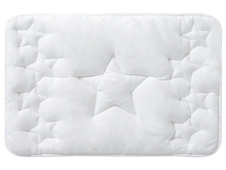 Wit dekbed met stervormige stiksels.