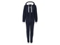 Een donkerblauwe fleece onesie met capuchon.