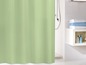 Een lichtgroene douchegordijn in een badkamer met een witte tegelvloer.