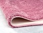 Een roze badmat met een antislip onderkant.
