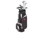 Een zwarte golfset met clubs in een tas.