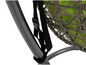 Een groene wicker hangstoel met zwarte banden.
