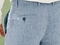 Lichte blauwe linnen broek met achterzakken.