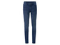 Donkerblauwe skinny jeans.