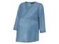 Een denim overhemd voor zwangere vrouwen.