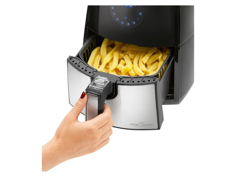 Een zwarte airfryer van Profi Cook met een mand vol met frietjes.