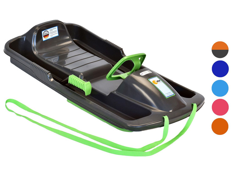 Een zwarte plastic slee met groene touwen.