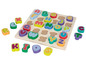 Een houten alfabetpuzzel met kleurrijke letters voor kinderen.