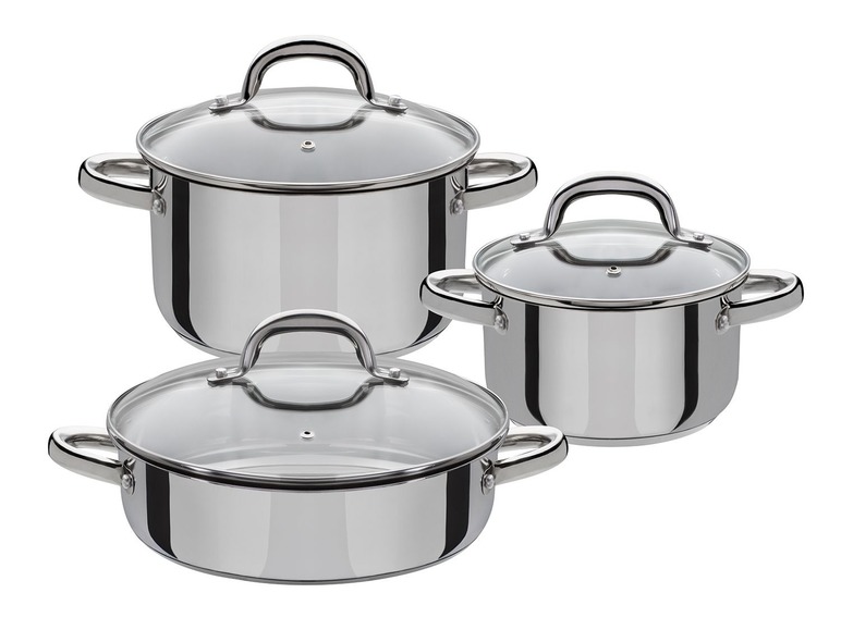 Een set van drie roestvrijstalen pannen met glazen deksels.