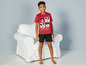 Jongetje in rode Mickey Mouse pyjama met zwarte shorts.