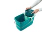 Een groene emmer met een wringer voor dweilen.