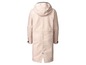 Een lange, roze regenjas met capuchon.