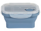 Een blauwe, opvouwbare lunchbox met een doorzichtige deksel.