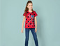 Meisje draagt een rood T-shirt met Miraculous Ladybug print en blauwe jeans.