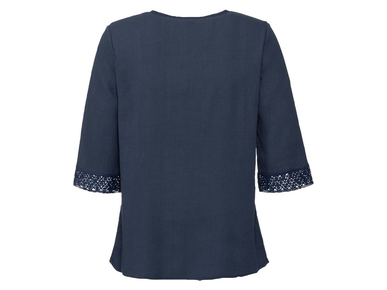 Donkerblauwe blouse met kanten mouwen.