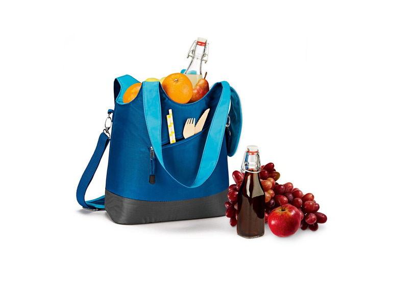 Een blauwe koel- en picknicktas met fruit en flessen